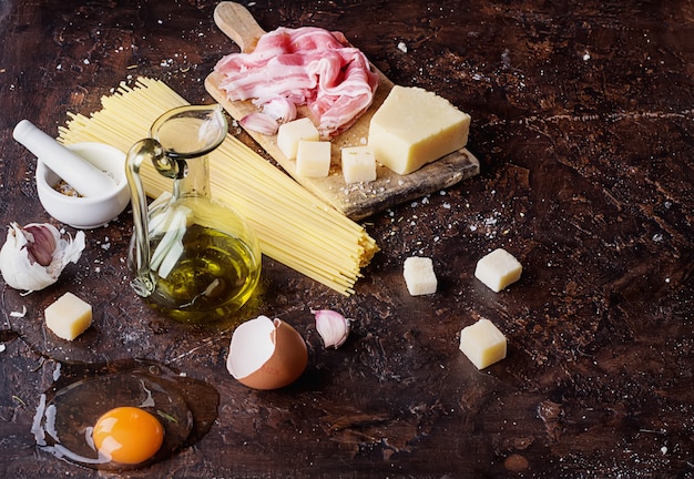 Foto pasta carbonara ingredienti