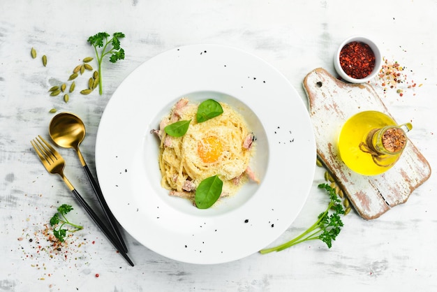 Pasta carbonara met eigeel Italiaanse keuken Menu Bovenaanzicht