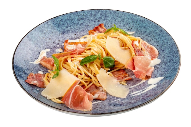 Pasta carbonara met spek en ham Italiaanse traditionele schotel op een witte achtergrond