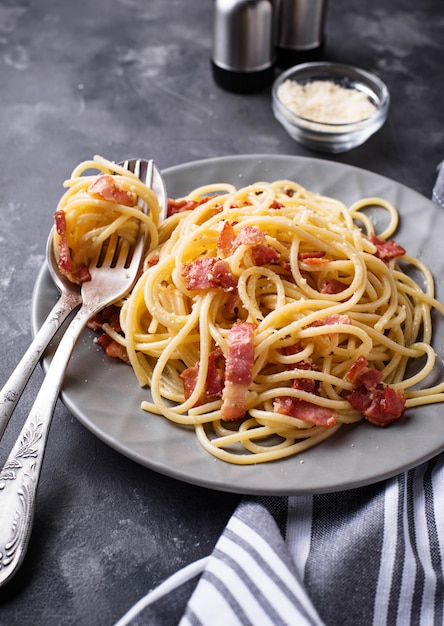 Pasta carbonara met spek en parmezaanse kaas