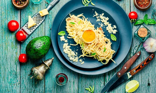 Pasta carbonara of spaghetti met spek en Parmezaanse kaas.Italiaans eten