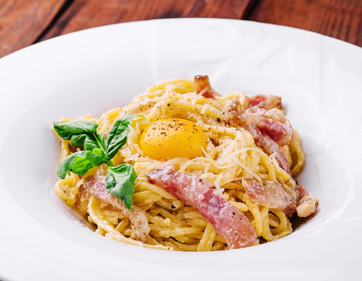 Photo pasta carbonara with bacon egg and cheese