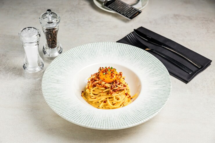 卵黄をのせたパスタカルボナーラ