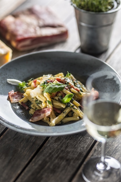 Pasta casarecce met spek pancetta Parmezaanse kaas en kruiden basilicum. Italiaanse of mediterrane keuken.