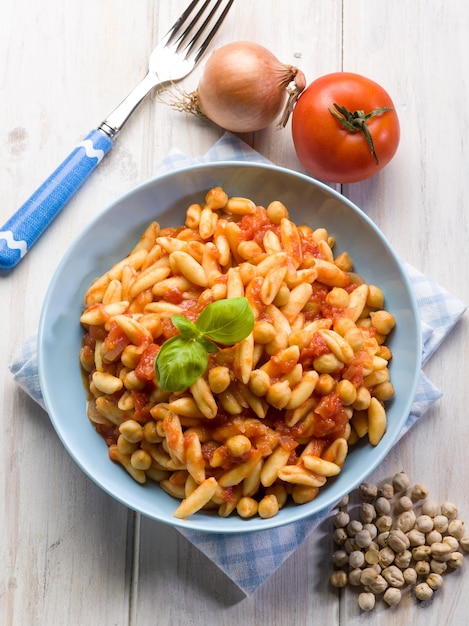 Foto cavatelli di pasta con ceci e pomodori