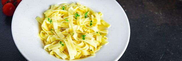 パスタチーズフェットチーネまたはタリアテッレマカロニミールイタリア料理スナック