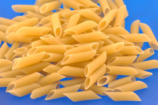 Photo pasta closeup on blue background