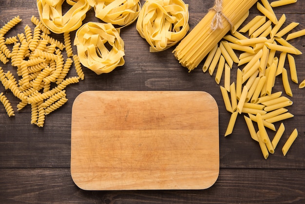 Pasta collectie op rustieke houten achtergrond