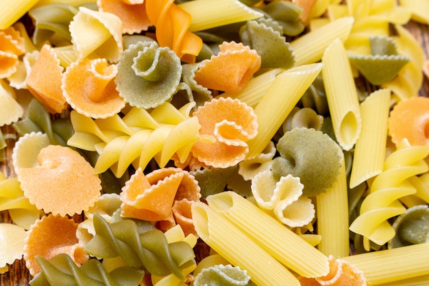 Foto pasta colorata, spaghetti, maccheroni, pasta sfondo vicino