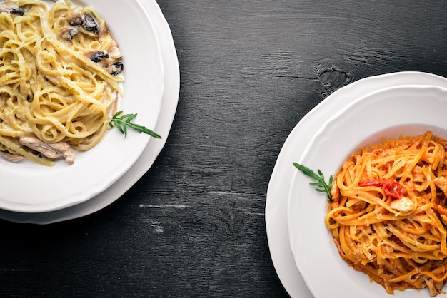 Pasta con pomidorro su uno sfondo di legno vista dall'alto spazio libero per il testo