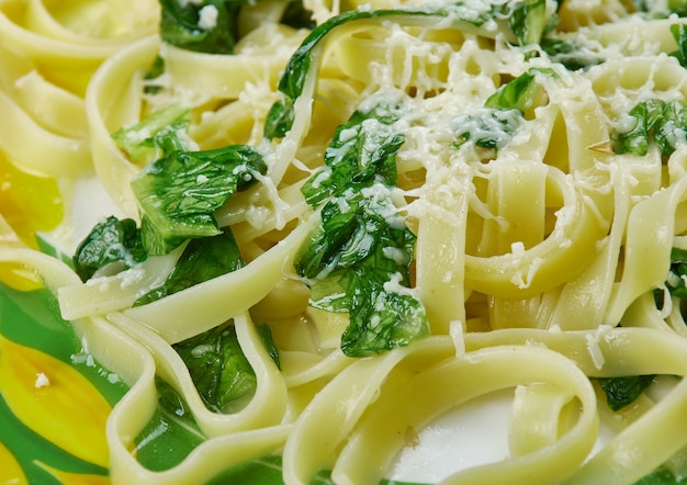 Pasta con robiola e spinaci - Italian pasta with cheese and spinach