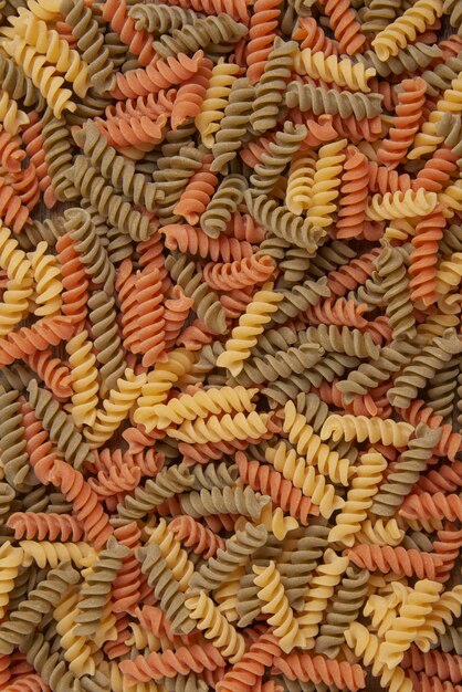 Pasta concept verschillende kleuren van honderden spiraalvormige fusilli pasta