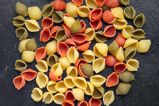 pasta conchiglie kleurrijk mix groen geel rood broccoli wortel biet kleur gezond maaltijd eten