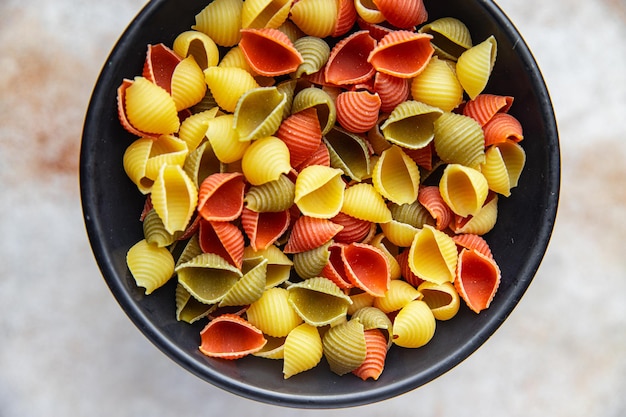 pasta conchiglie veelkleurige kleurrijke mix gezonde maaltijd eten snack op tafel kopieer ruimte eten