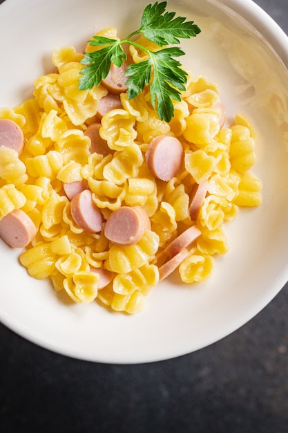 Pasta Conchiglie worstjes komkommersalade groenten