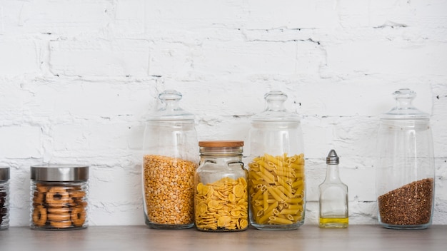 Foto contenitori di pasta sul piano di lavoro