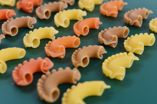 Photo pasta creste di gallo on green background