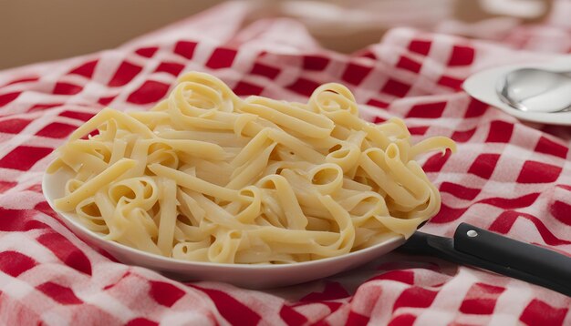 Foto pasta su una scrivania con una tovaglia rossa