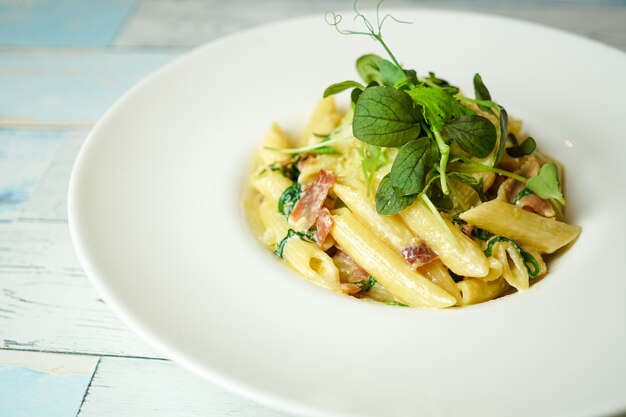 Piatto di pasta su un tavolo del ristorante