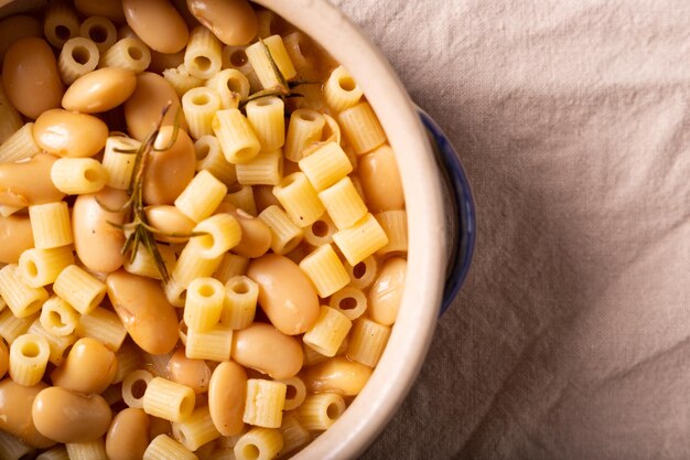 Foto pasta en bonen een typisch gerecht van de italiaanse keuken