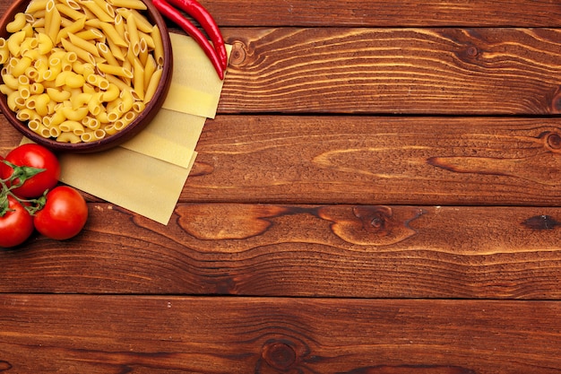 Pasta en ingrediënten met kopie ruimte. Bovenaanzicht