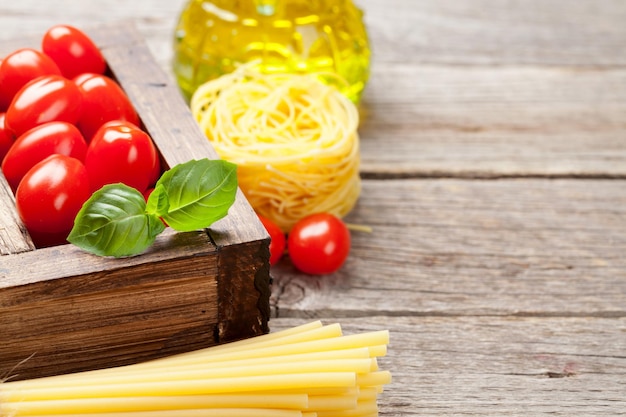 Pasta en ingrediënten Tomaat basilicum olijfolie Kookconcept met ruimte voor uw tekst