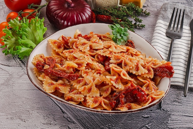 Pasta Farfalle met droge tomaten