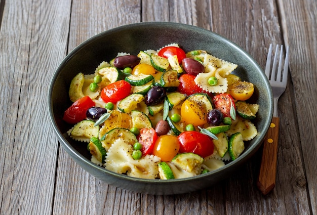 Pasta farfalle met tomaten courgette erwten Kalamata olijven en salie Gezond eten Vegetarisch eten