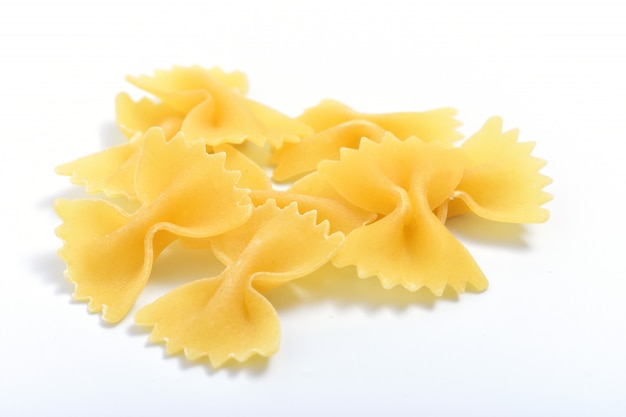 Foto farfalle di pasta su sfondo bianco