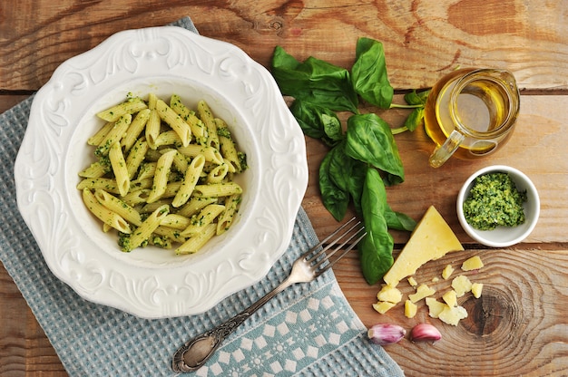 Piume di pasta al pesto, basilico e formaggio e olio d'oliva