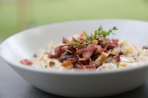 Pasta fettuccine Alfredo witte saus met ham, spek en champignons