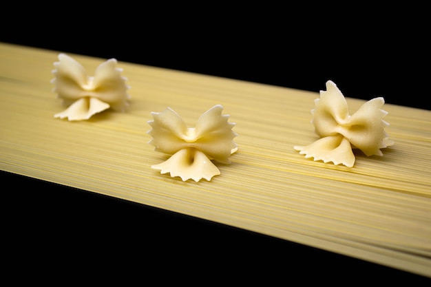 Foto pasta sotto forma di farfalle