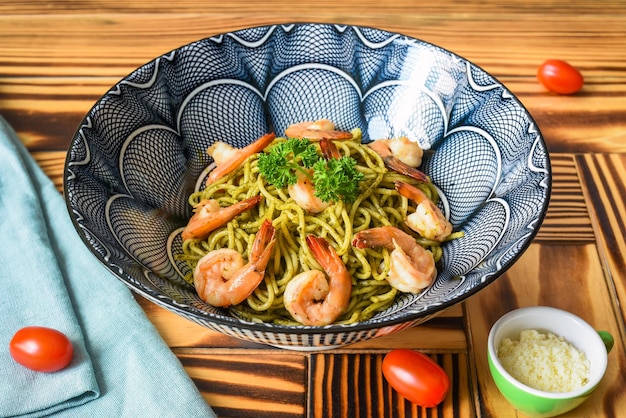 Pasta garnalen pesto met zeevruchten close-up zijaanzicht