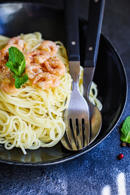 Pasta garnalen spaghetti romige zeevruchtensaus