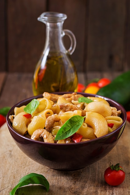 Pasta Gomiti Rigati met vlees en groenten in Aziatische stijl.