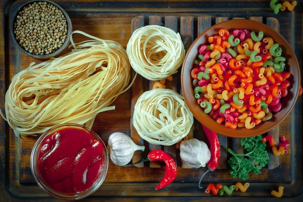 写真 キッチンの野菜とパスタの組み合わせ