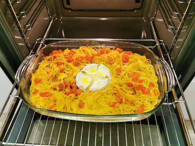 Pasta in de oven met tomaten en Camembert kaas Spaghetti