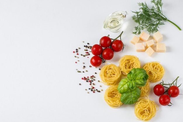 pasta in de vorm van nesten, tomaten, paprika, basilicum, olijfolie, dille, kaas