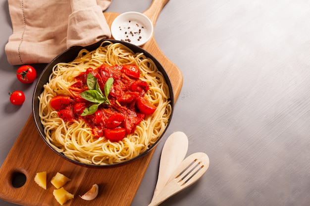 Pasta in een pan op een grijze achtergrond