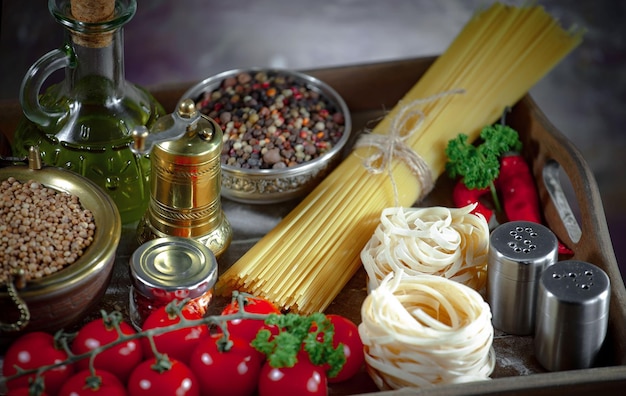 Foto pasta in samenstelling met groenten in de keuken