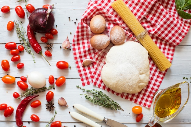 Pasta ingrediënten op een keukentafel