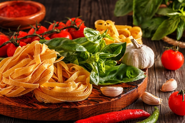 Ingredienti pasta su un tavolo di legno