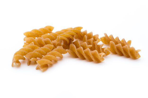 Pasta isolata sulla superficie bianca.