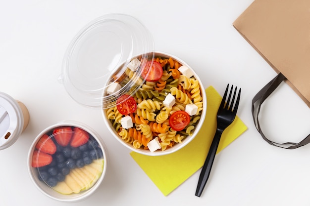 Pasta, koffie en fruit in het weghalen van dozen op witte tafel.