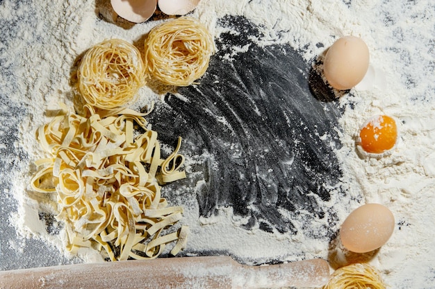 Pasta koken ingrediënten op zwarte keukentafel. Bovenaanzicht met ruimte voor uw tekst