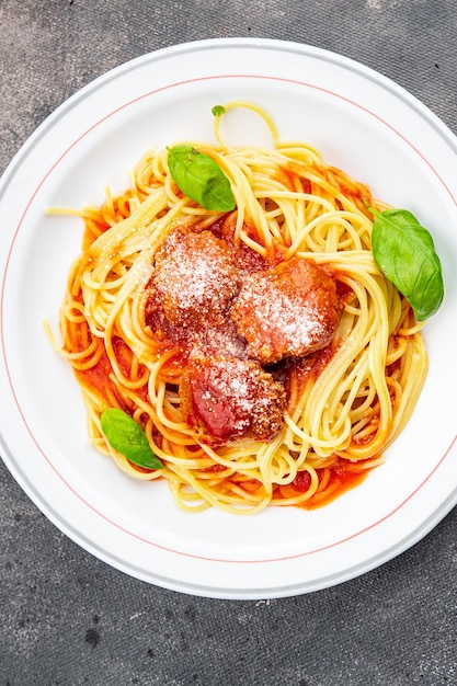 Макароны, мясные шарики, спагетти, томатный соус, измельченный пармезан, сыр, блюдо, еда, закуска на столе.
