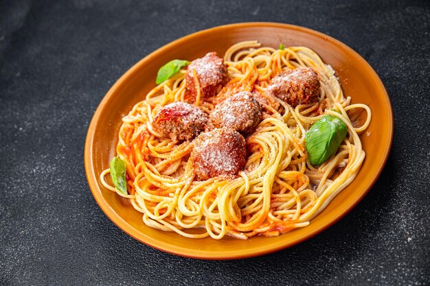 Макароны, мясные шарики, спагетти, томатный соус, измельченный пармезан, сыр, блюдо, еда, закуска на столе.