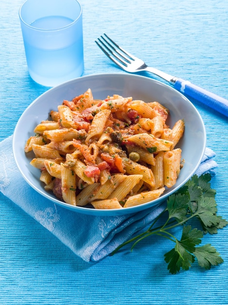 Pasta met ansjovis kappertjes en tomaten