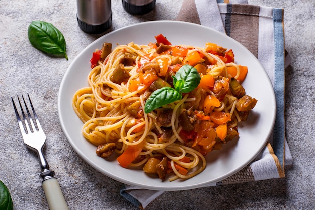 Pasta Met Aubergine, Peper En Tomaten