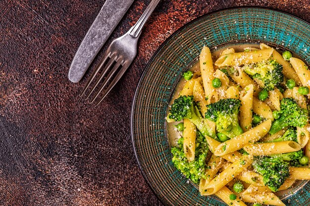 Pasta met broccoli, doperwtjes, knoflook en kaas